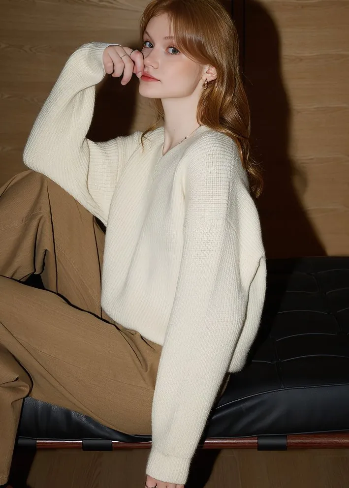 ESSENTIAL V-NECK SWEATER
